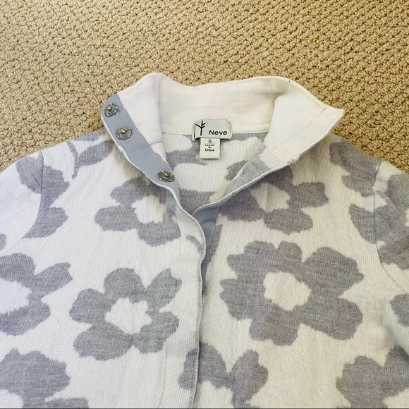 Neve Designs grey floral cardigan - Picture 2 of 4